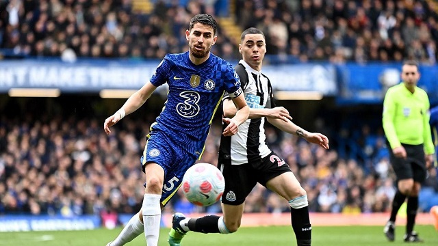 Newcastle trả món nợ trước Chelsea