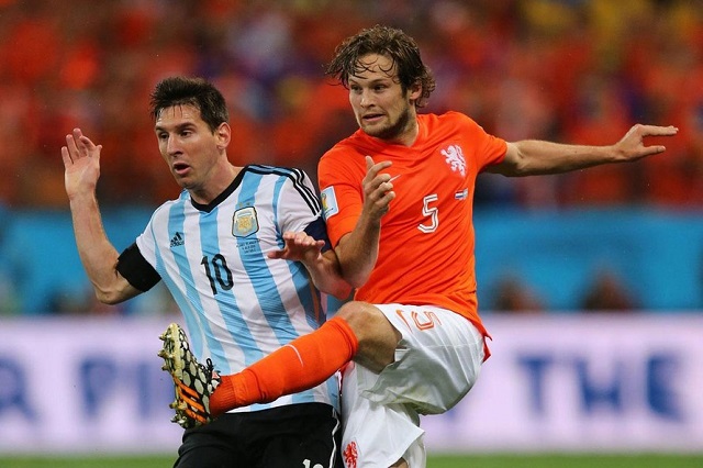 Messi gặp khó trước hàng thủ chắc chắn của Hà Lan